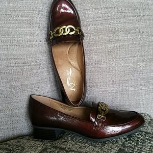 A2 Wine colored patent shoe